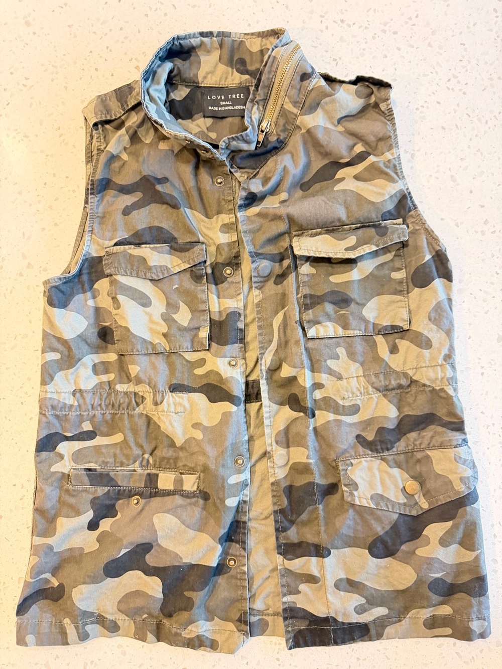 Love Tree Camouflage Zip-Front Vest in Olive and Tan